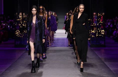 sfilata versace donna|Versace surprise, la sfilata donna primavera estate 2025.